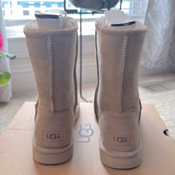 UGG Classic Short ll - Picture 3 of 8
